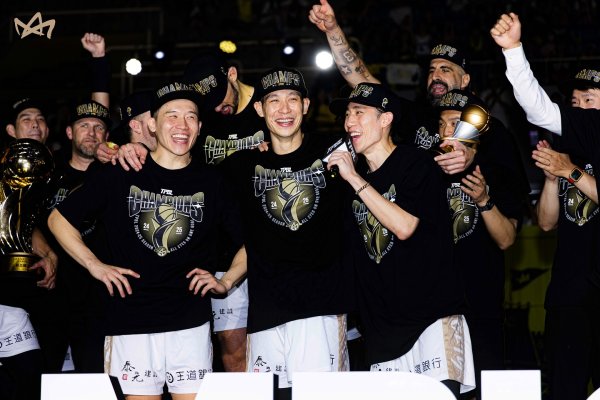 林书豪更新社媒：我们是第一名  ！Back to back🏆！一切付出都值得