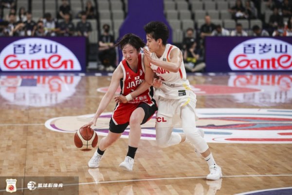 媒体人：田中心是当代  篮球赛  的大核水平 以后会是非常难对付的对手