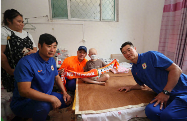 王大雷带领宿茂臻看望患病小球迷, 他单膝跪地感动众人