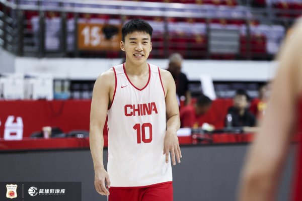 媒体人：27年理想阵形    是不是归化+赵睿/小崔+俊杰+小曾+瀚森🤔