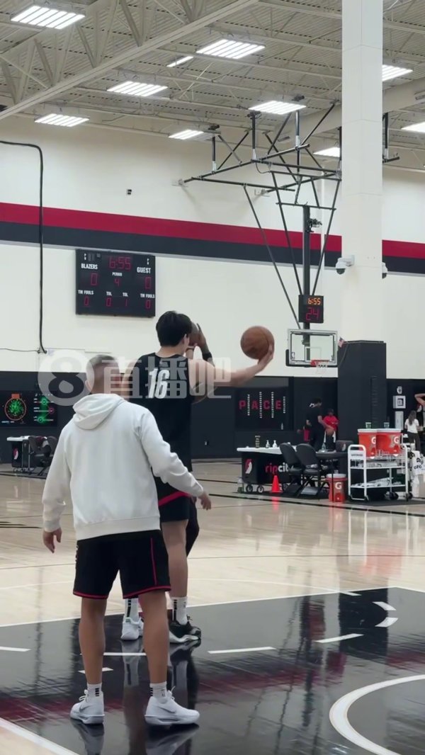 小吧探班啦🤓现场直击杨瀚森练习   打磨罚球 今天的氛围很轻松！