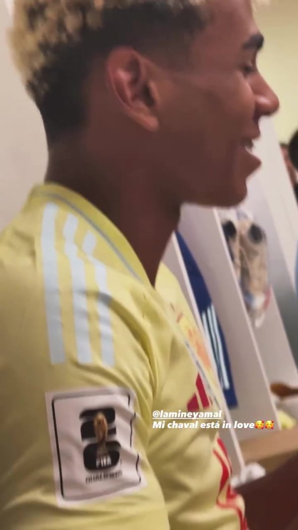 有点不好意思了😂亚马尔回更衣室立刻给女友发消息，被尼科拍到