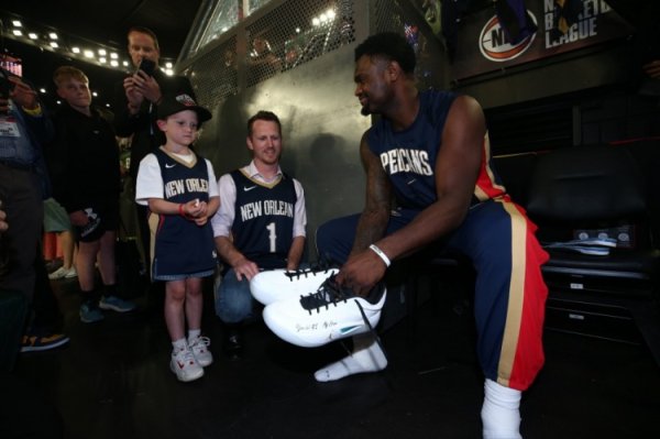 有爱的胖虎！锡安将运动活动    鞋  送给战胜癌症的小球迷 并签上：我的英雄