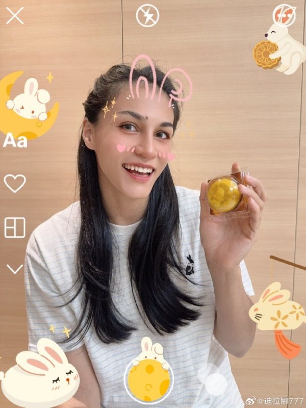 迪拉娜晒照：须臾之间 又是一年 月亮慢慢变圆 事事慢慢如愿🏮