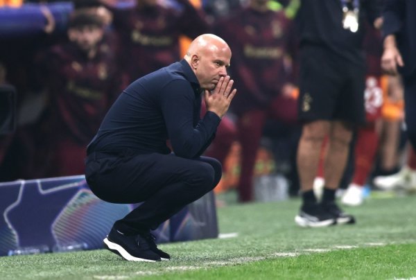 蝉联第一名    第一名  利物浦单赛季两次被补时致胜球  ，04-05赛季阿森纳后首队