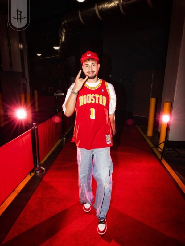 致敬麦迪！申京季前赛首秀穿麦迪运动活动    服  入场！