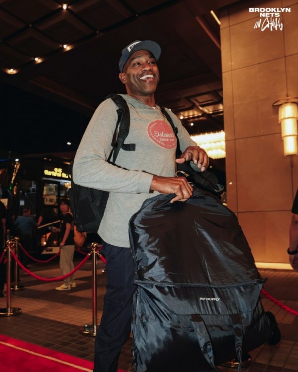 篮网已抵达澳门准备比赛  中国赛！球队名宿卡特也来了！