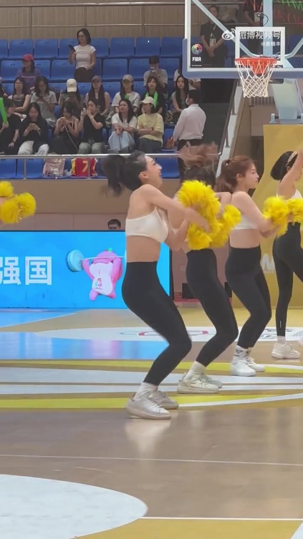 媒体人晒亚洲大学生篮球赛  职业联赛  拉拉队  视频：假期最后1天 清一下库存