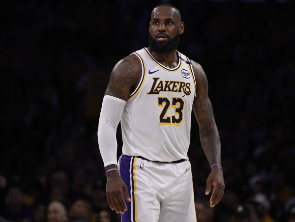 媒体人：除非轩尼诗开出让詹姆斯无法回绝的价格 不然不该这么干