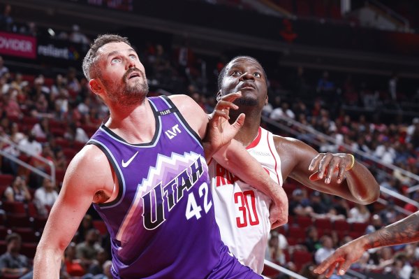 老将还是稳！乐福爵士生涯首秀 3投3中砍下12分6篮板球  2助功