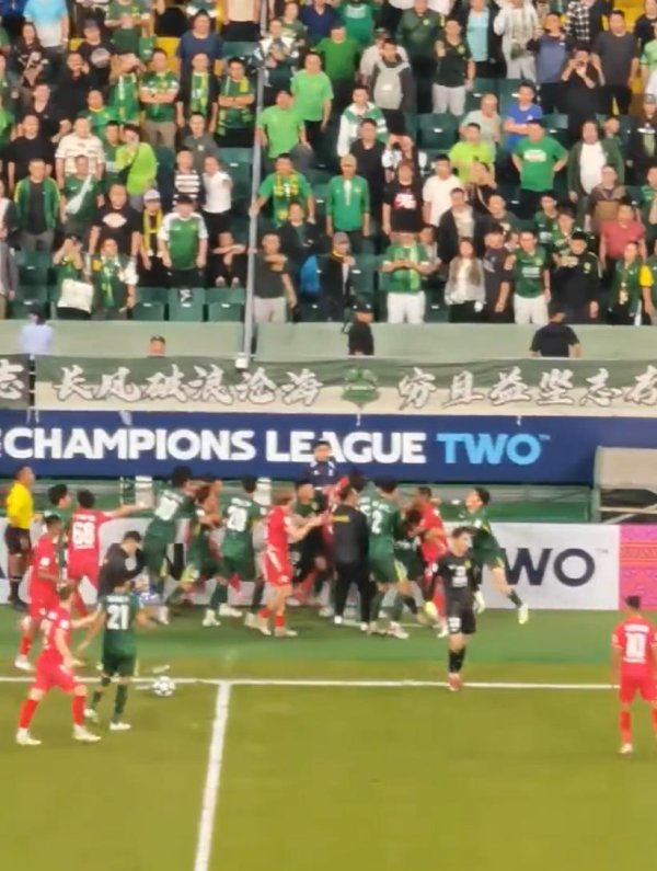 国安亚冠赛迸发  冲突, 河内队球员挑衅国安队员与球迷, 王子铭和对方球员被出示警告  ;2比2战平