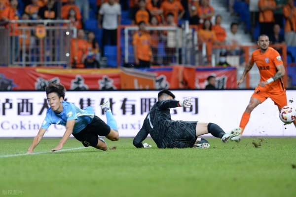 难怪被申花抛弃, 球迷: 这停球技术是职业球员? 范志毅可能后悔了