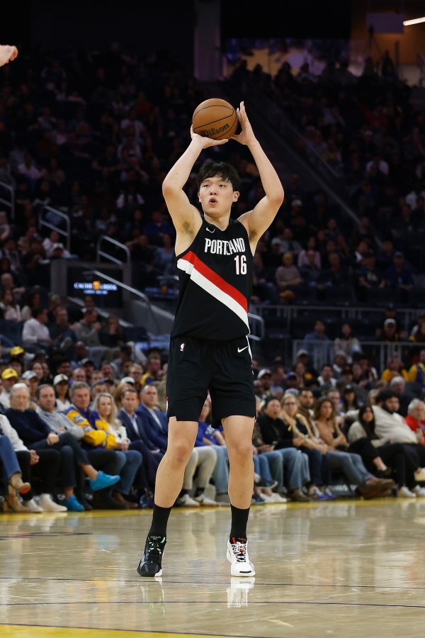 知名度蹭蹭飙升！国王记者感叹：杨瀚森正在统治赛事  ！