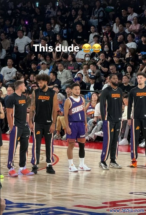 😅毫无违和感！“中文布克”混进赛前太阳阵形    的球员介绍