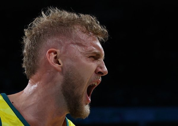 开发新武器！兰代尔三分5投4中 轰下12分3篮板球  1阻攻