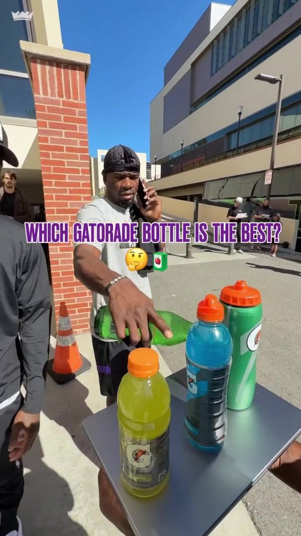 🥴这36岁？威少身材依旧炸裂：小平头+大胸肌+八块腹肌