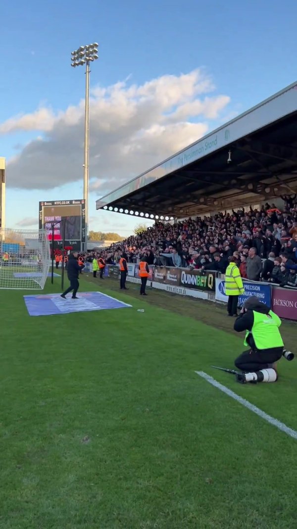 农夫三拳！威尔希尔取得执教卢顿后的首场获胜  ，赛后谢场