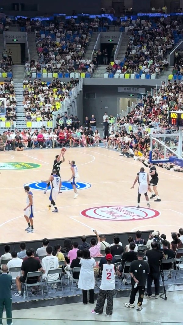 赫罗纳男篮14号防卫  赵睿频繁下小动作 周鹏挥拳直接将其KO  在地