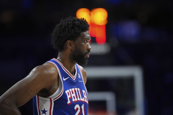 德里克-怀特：恩比德是联盟最好的大个子之一 需要队伍  协同  限制他