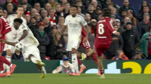 索博打门击中琼阿梅尼手臂，裁判    亲自检查VAR后没有判决  十二码球