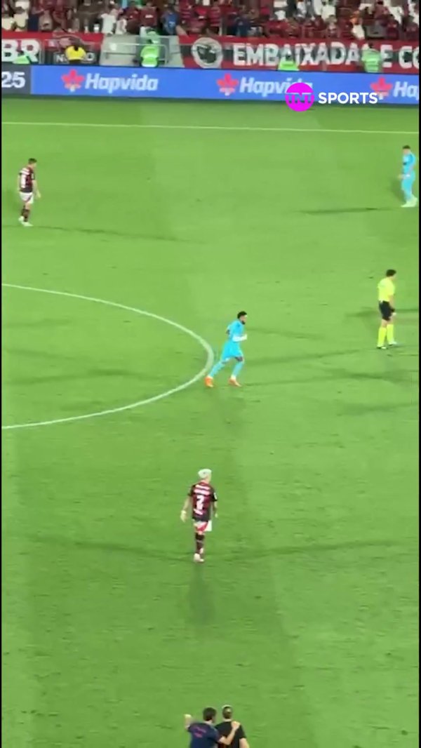 啊这…内马尔从中场球员跑回危险区域  开球，队友接盘带  一脚踢远使他摊手不满