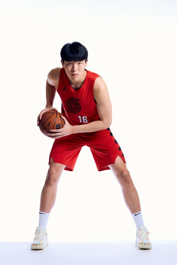 媒体人：杨瀚森试图融入节奏时移动慢 都有个过程 慢慢来